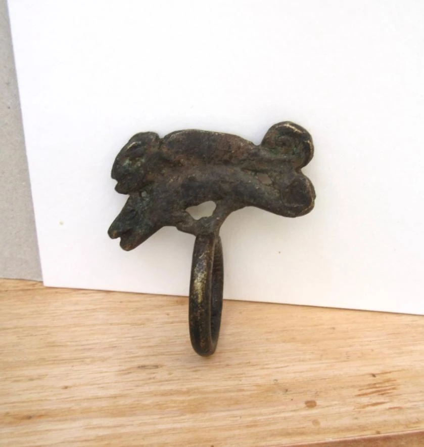 Vintage side: an antique brass Lobi Africa ring: Divination Chameleons- – photo 3